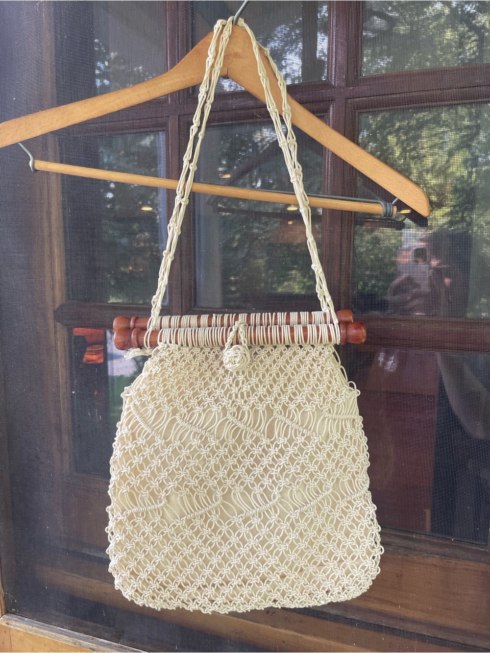 Delicate Handwoven Cream Macramé Shoulder Bag with Wooden Handle